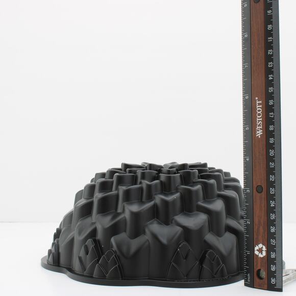 NordicWare Heavy Cast Aluminum Chrysanthemum Bundt Pan & Cake Keeper - Picture 9 of 9